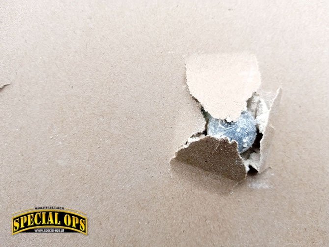 Kula gumowa przebiła płytę kartongips