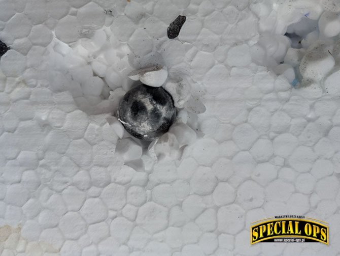 Kula gumowa przebiła styropian budowlany