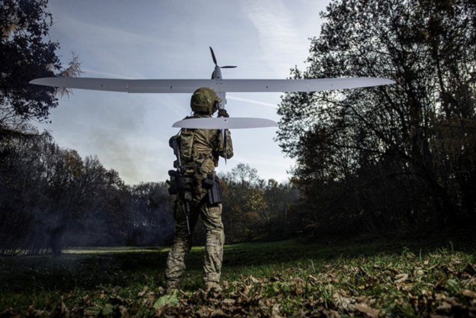 Żołnierz Wojsk Specjalnych z dronem