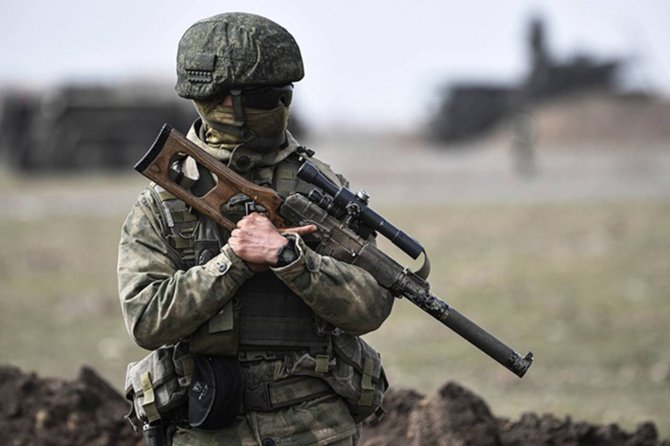 Snajper trzymający broń