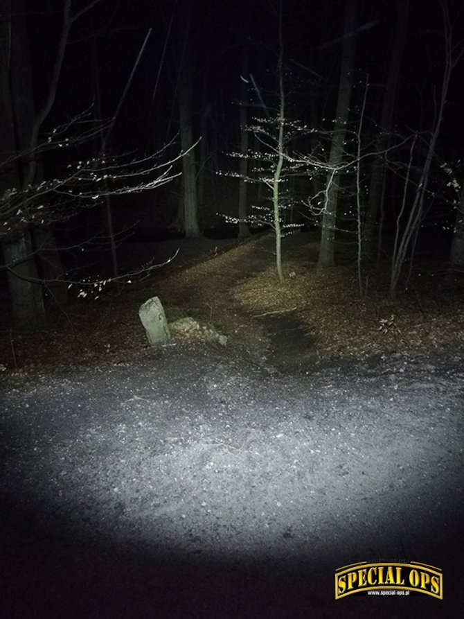 Test światła latarki Fenix HM70R