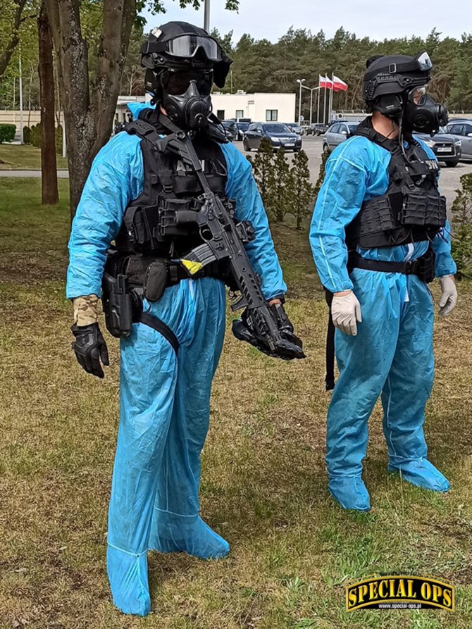 Wydział V ABW w kombinezonach ochronnych