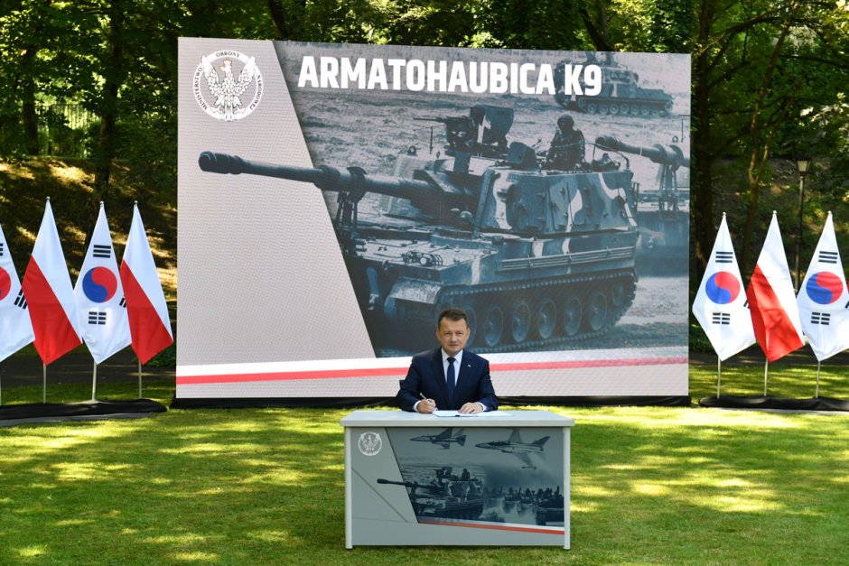 Wicepremier podpisuje umowe między Polską a Koreą Południową. Fot. MON