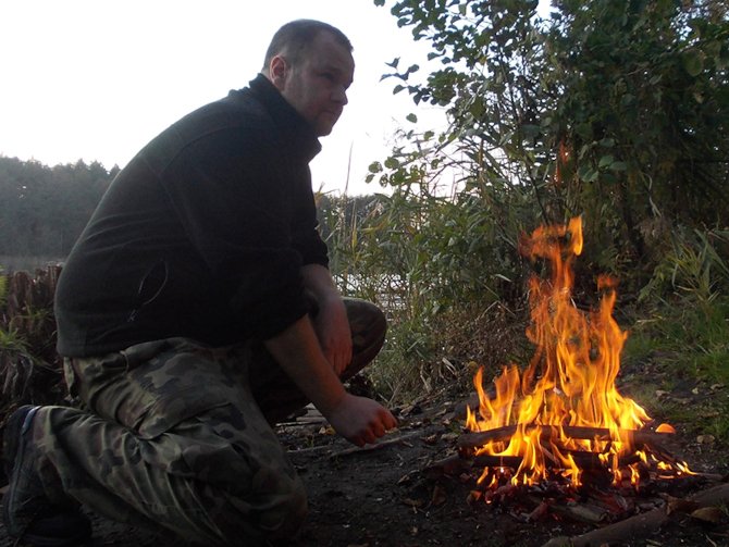 Filip Andrzejczak przy ognisku