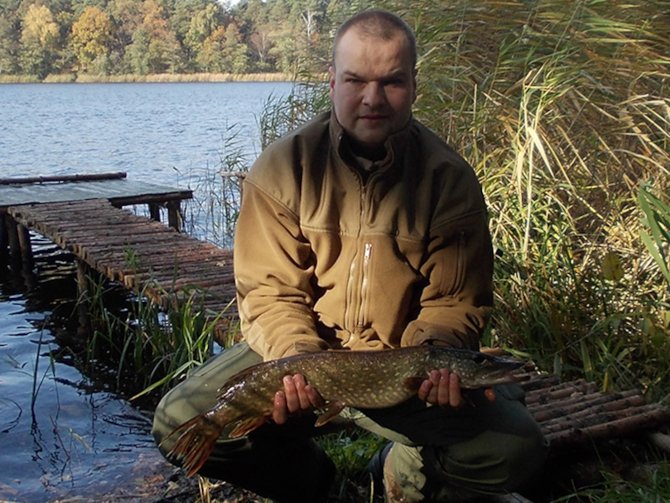 Filip Andrzejczak ze złowionym szczupakiem