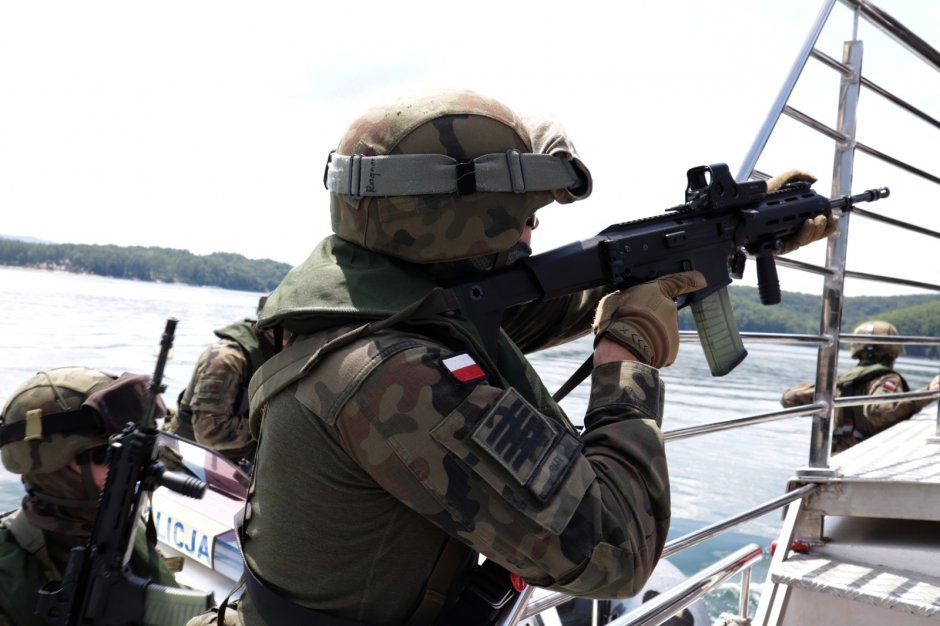 Polscy żołnierze w czasie abordażu statku