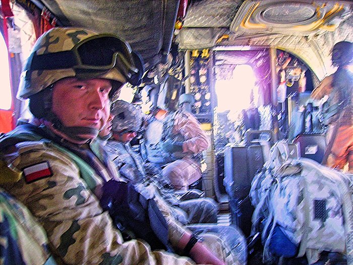 Marcin Szymański w helikopterze