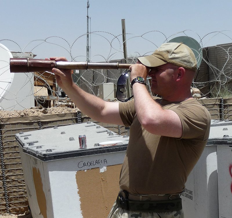 Marcin Szymański z lunetą