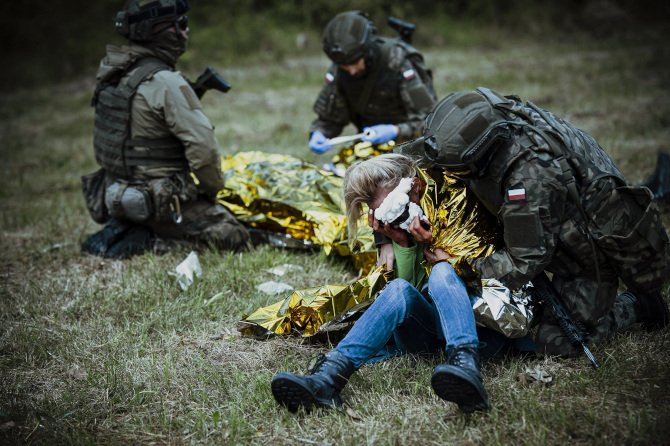 Żołnierze opatrują rannych w czasie szkolenia