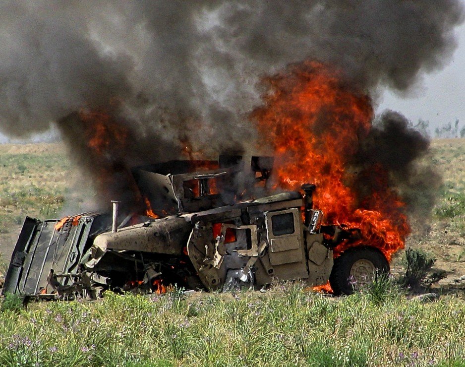Płonący pojazd opancerzony