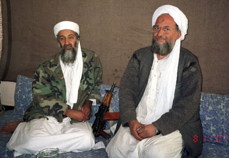 Osama bin Laden siedzi ze swoim doradcą dr Aymanem al-Zawahirim podczas wywiadu z pakistańskim dziennikarzem Hamidem Mirem.&nbsp;Hamid Mir zrobił to zdjęcie podczas trzeciego i ostatniego wywiadu z Osamą bin Ladenem w listopadzie 2001 roku w Kabulu.&nbsp;Dr Ayman al-Zawahri był obecny w tym wywiadzie i działał jako tłumacz Osamy bin Ladena. Fot. Wikipedia.org