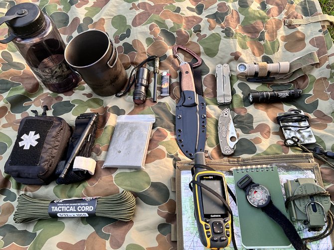 Wyposażenie survivalowe niezbędne w czasie wyprawy