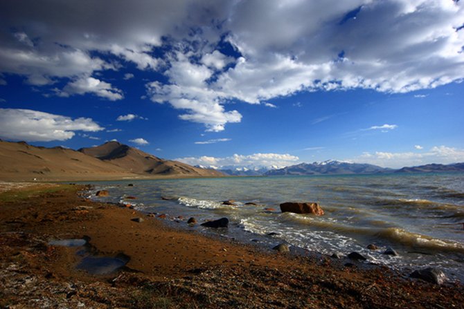 Widok na położone w górach jezioro