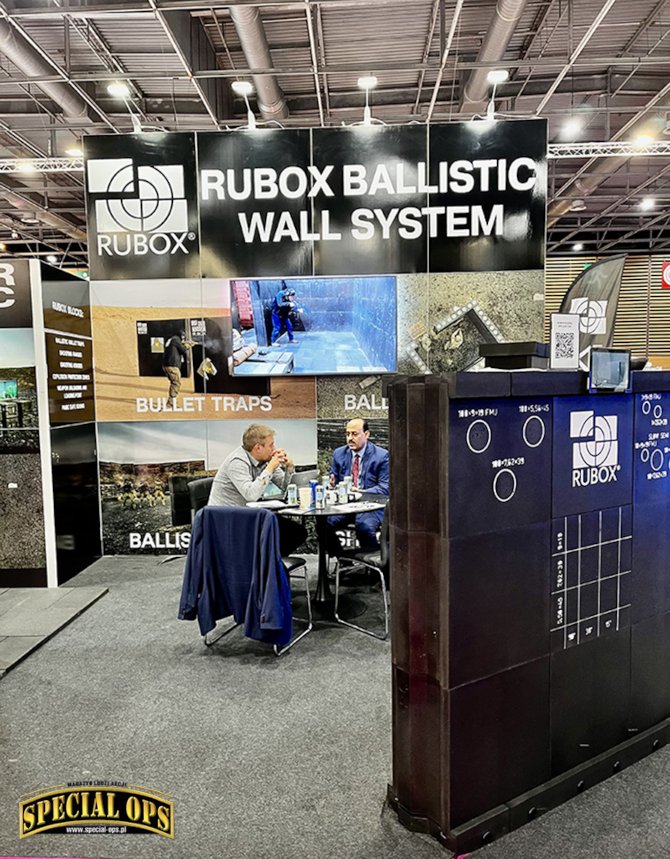 Stoisko mobilnych kulochwytów RUBOX Ballistic Wall System. 