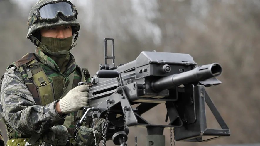 Południowokoreański żołnierz uzbrojony w granatnik K4. Fot. Siły Zbrojne Korei Południowej