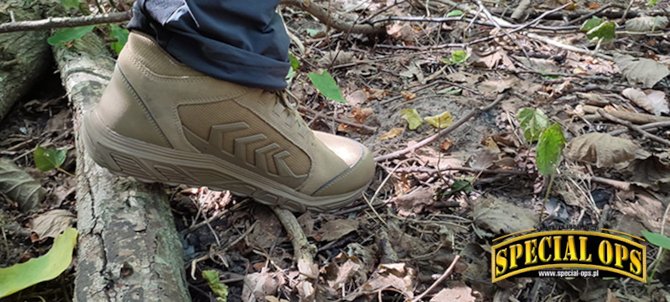 Test butów Bates w lesie