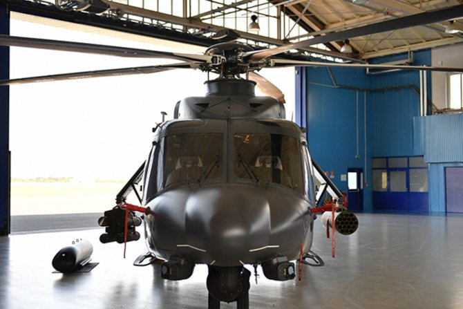 Leonardo AW149 stojący w hangarze