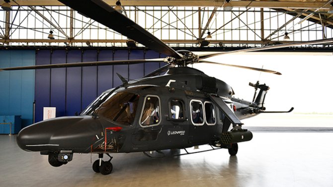 Śmiglowiec AW 149 przed wyjazdem przez brame hangaru