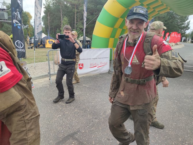 Uczestnicy biegu GROM Challenge po przekroczeniu linii mety