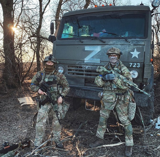 Ukrainscy komandosi przy ciezarowce zdobytej w czasie trwania konfliktu rosyjsko ukrainskiego