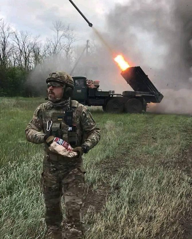 Ukrainscy zolnierze prowadza ostrzal rakietowy w czasie konfliktu rosyjsko ukrainskiego