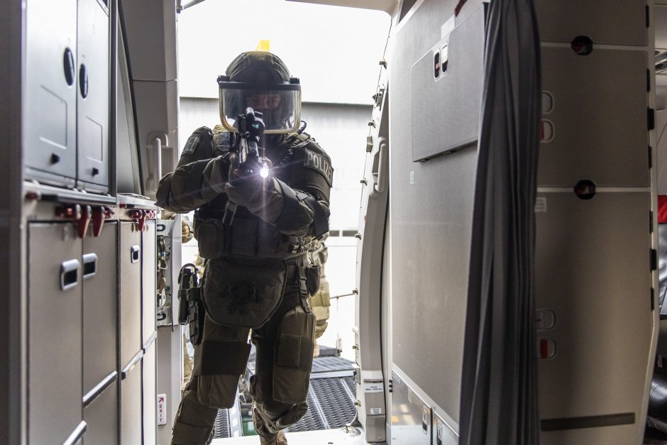 Operator jednostki EKO Cobra wchodzi na pokład samolotu. Fot. POLIZEI
