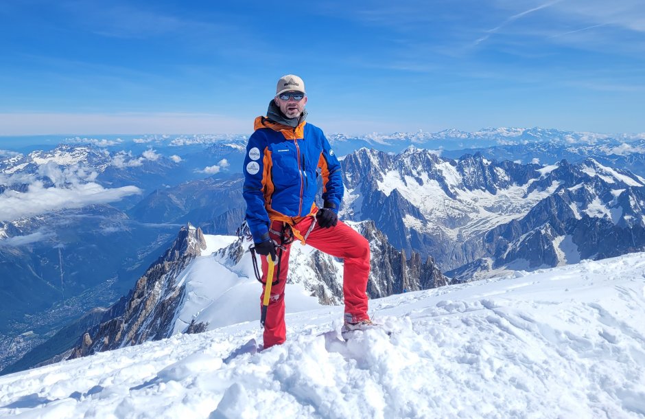 Grzegorz Pasuto na szczycie g&oacute;ry Mont Blanc. Foto. Archiwum prywatne Grzegorza Pasuto.