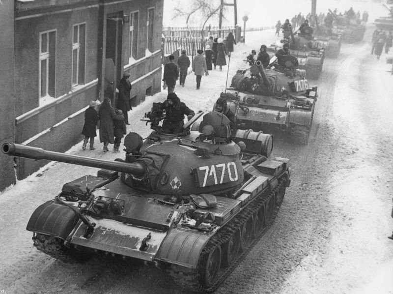 Czołgi T-55 na ulicach Zbąszynia w czasie stanu wojennego. Foto. Wikipedia