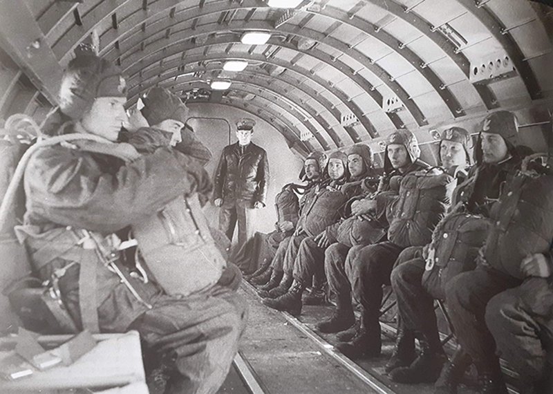 Żołnierze 19 batalionu rozpoznawczego na pokladzie samolotu. Foto. Jednostki Specjalne Historia