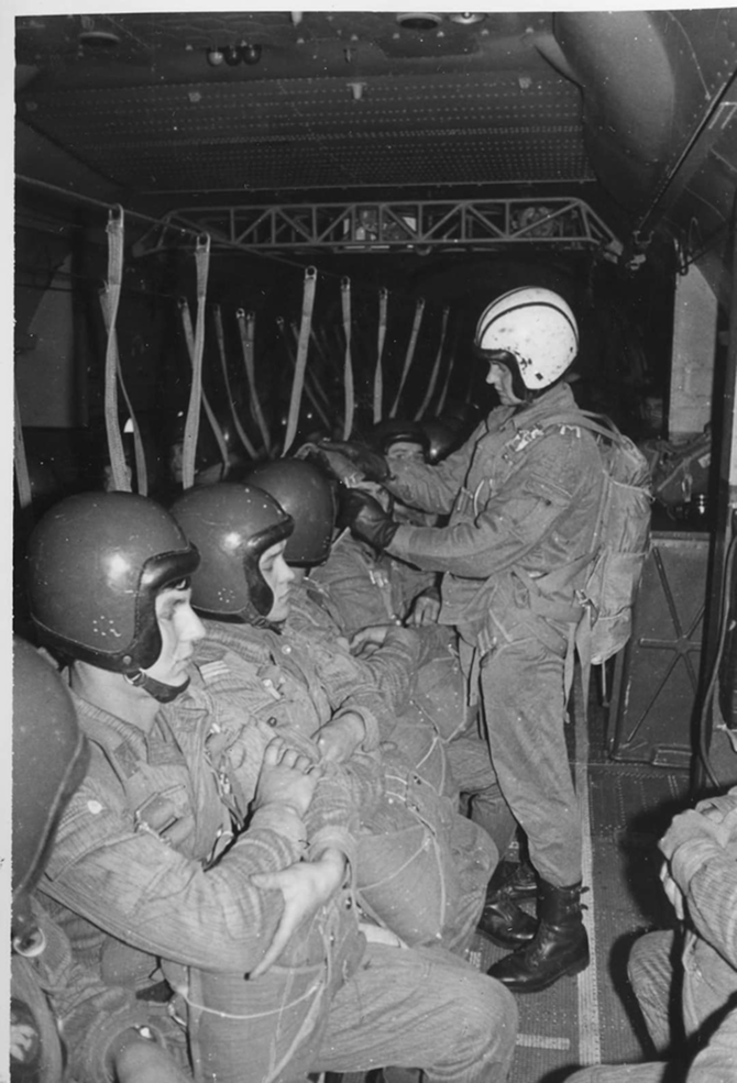 Żołnierze na kursie spadochronowym