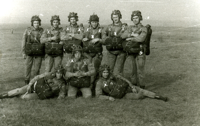 Żołnierze przed skokami spadochronowymi