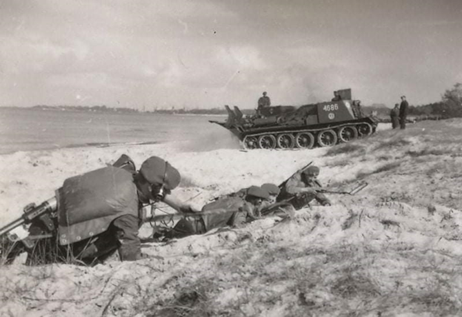 Żołnierze piechoty morskiej szukają min na plaży