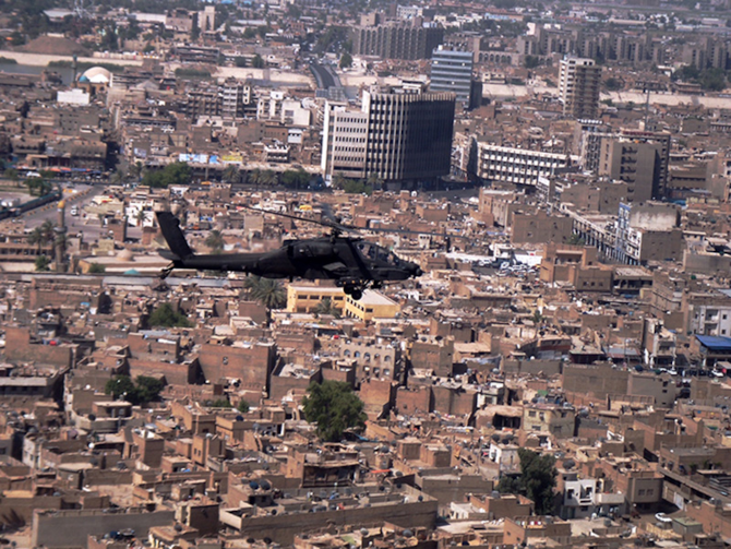 AH 64D Apache nad Bagdadem