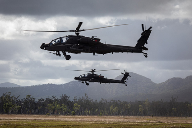 Śmigłowce Apache w czasie lotu