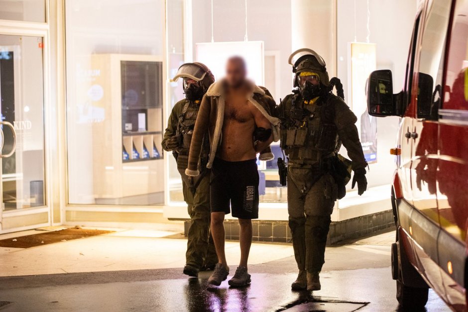 Operatorzy Spezialeinsatzkommando (SEK) wyprowadzają jednego z zatrzymanych w Castrop-Rauxel. Foto. Polizei