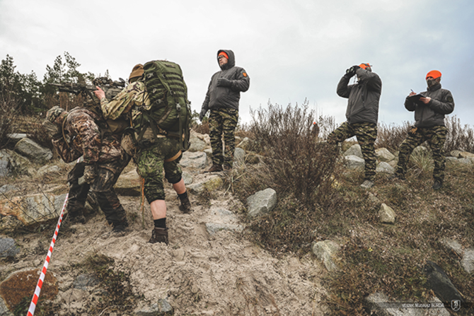 Sawodnicy i sędziowie zawodów Sniper Extreme