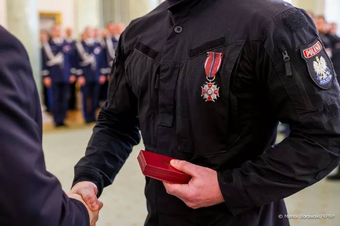 Wręczenie odznaczenia policjantowi biorącemu udział w misji w Ukrainie