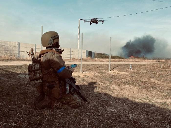 Operator Sił Specjalnych Operacji Ukrainy obsługujący drona. Fot. UASOF