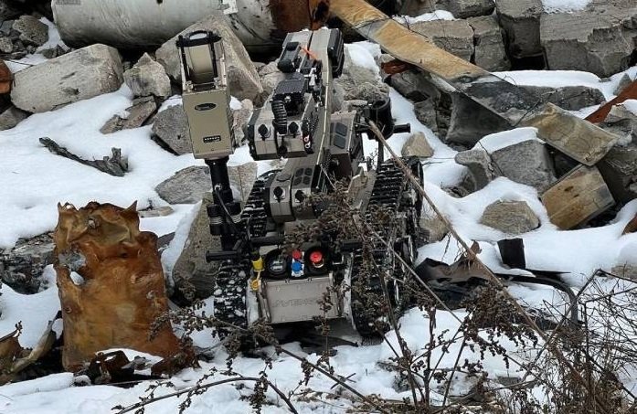 Robot pirotechniczny w ruinach