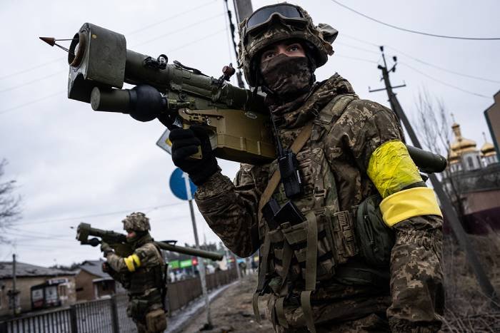 Ukraińscy żołnierze wyposażeni w wyrzutnie przeciwpancerne na przedmieściach Kijowa