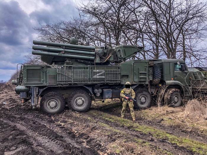 ukraiński żołnierz przy zdobytej rosyjskiej wyrzutni rakiet