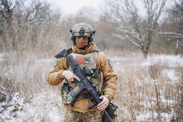 Ukraiński żołnierz z karabinkiem GROT