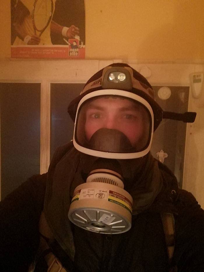 Uutor w masce gazowej pomagającej przetrwać w skarzonym rejonie