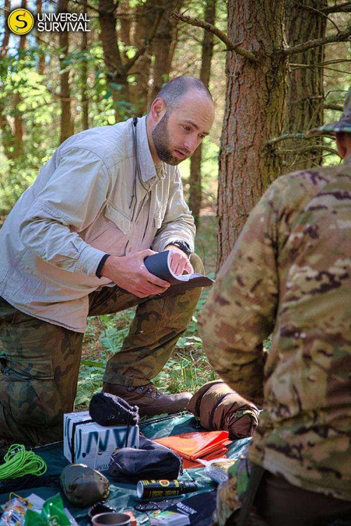 Inspekcja sprzętu w czasie szkolenia survivalowego