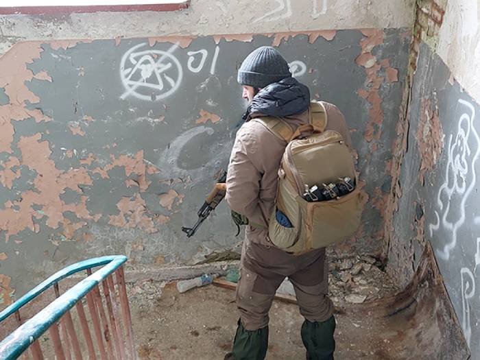 Plecak i broń jako elemnety wyposażenia potrzebnego do bezpiecznej ewakuacji