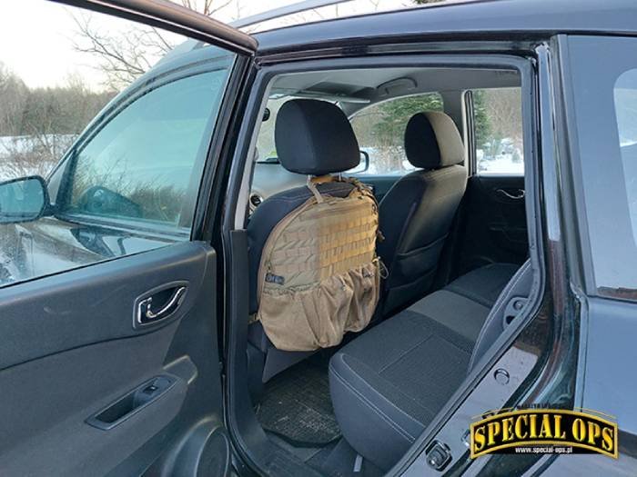 Plecak przytroczony do siedzenia samochodu
