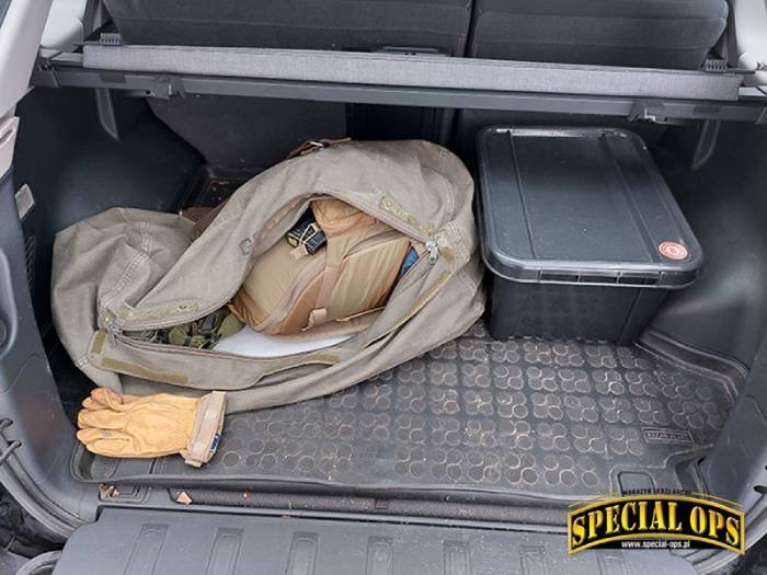 Plecak w bagażniku samochodu