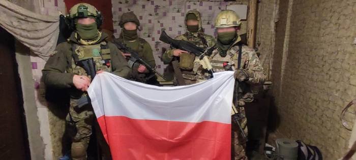 Grupa polskich ochotnik&oacute;w walczących w Ukrainie. Fot. Zbiory prywatne