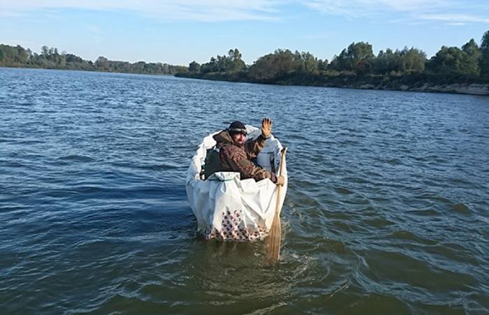 survivalowa przeprawa łódką przez jezioro