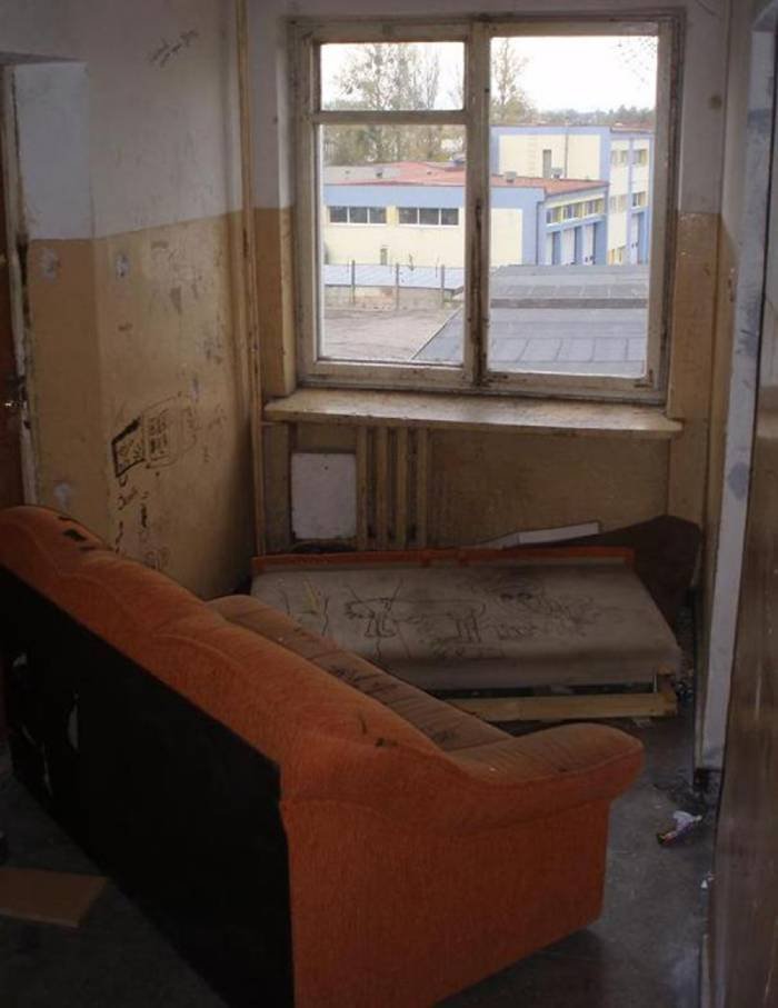 Wnętrze zniszczonego budynku